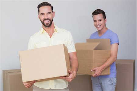 simsearch:6109-08537019,k - Happy homosexual couple holding box Photographie de stock - Premium Libres de Droits, Code: 6109-08203675