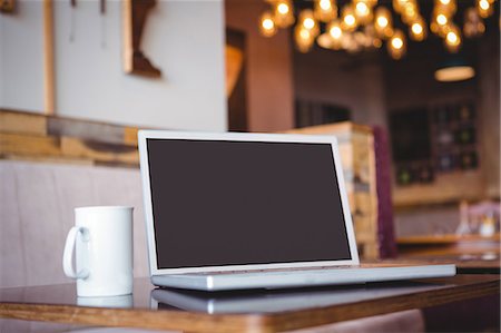 Laptop on a wooden table Photographie de stock - Premium Libres de Droits, Code: 6109-08203862