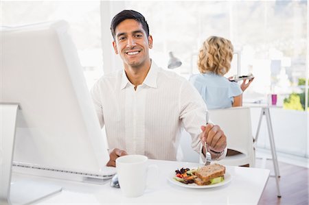 eating (people eating) - Young business people eating lunch Foto de stock - Sin royalties Premium, Código: 6109-08203978