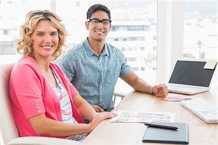 editar - Portrait of smiling colleagues looking at camera Foto de stock - Sin royalties Premium, Código: 6109-08203908