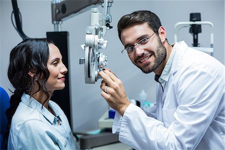 phoromètre - Portrait of an optician using a phoropter on his patient Photographie de stock - Premium Libres de Droits, Code: 6109-08204199