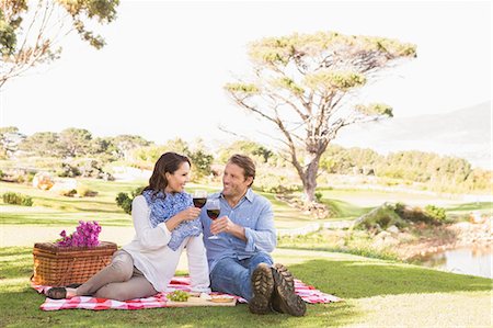 panier d'osier - Cute couple drinking wine in a park Photographie de stock - Premium Libres de Droits, Code: 6109-08204257