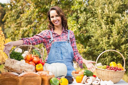 simsearch:6109-08204304,k - Pretty brunette selling organic vegetables Photographie de stock - Premium Libres de Droits, Code: 6109-08204274