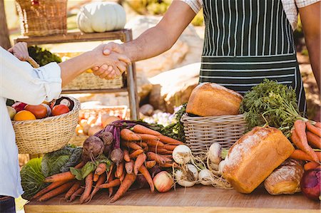 rural scene table - Smiling brunette customer buying vegetables Stock Photo - Premium Royalty-Free, Code: 6109-08204300