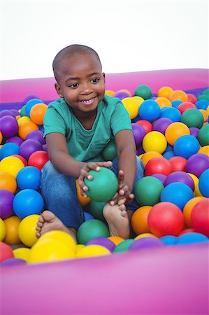 pool party - Cute smiling boy in sponge ball pool Foto de stock - Sin royalties Premium, Código: 6109-08389464