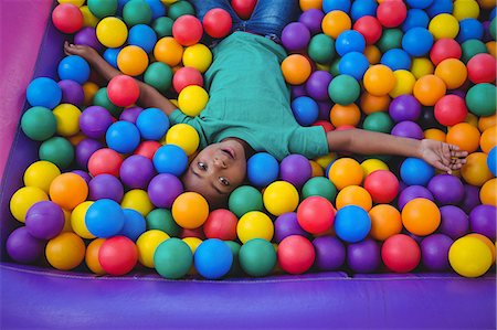 pool party - Cute smiling boy in sponge ball pool Foto de stock - Sin royalties Premium, Código: 6109-08389465