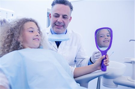 simsearch:6109-08389794,k - Pediatric dentist showing patient new smile Stockbilder - Premium RF Lizenzfrei, Bildnummer: 6109-08389706