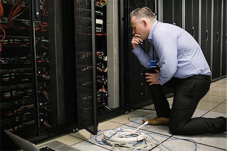 simsearch:6109-08389972,k - Technician working on broken server Stock Photo - Premium Royalty-Free, Code: 6109-08389946