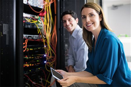 diagnostique - Team of technicians working together on servers Foto de stock - Sin royalties Premium, Código: 6109-08389901