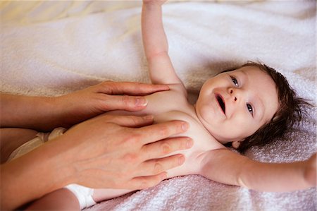 simsearch:6109-08390025,k - Mother touching her newborns body Stockbilder - Premium RF Lizenzfrei, Bildnummer: 6109-08390032