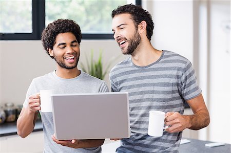 simsearch:6109-08390074,k - Happy gay couple using laptop and holding cups Foto de stock - Sin royalties Premium, Código: 6109-08390265