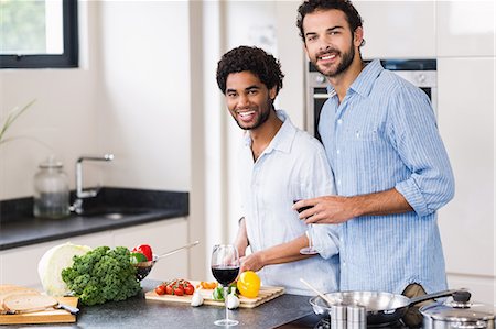 Happy gay couple drinking wine and cooking Foto de stock - Sin royalties Premium, Código: 6109-08390294