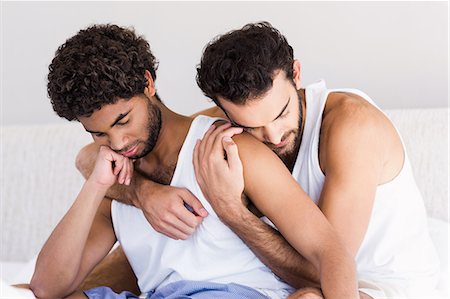 Gay couple together on bed Foto de stock - Sin royalties Premium, Código: 6109-08390397