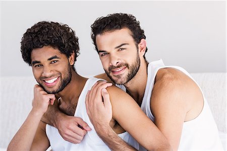 Smiling gay couple hugging on bed Foto de stock - Sin royalties Premium, Código: 6109-08390399