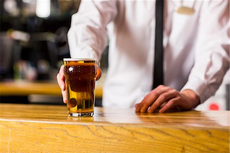 simsearch:6109-07601192,k - Well dressed bartender serving beer Foto de stock - Sin royalties Premium, Código: 6109-08394905