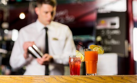 Well dressed bartender shaking cocktail Stock Photo - Premium Royalty-Free, Code: 6109-08394906