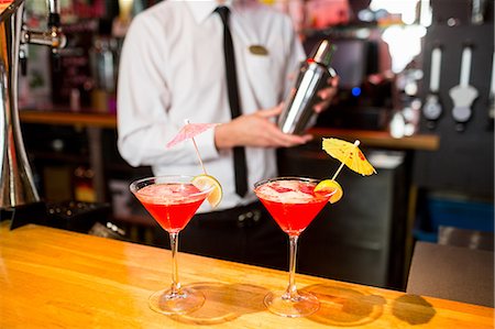 Attractive bar man making a cocktail Foto de stock - Sin royalties Premium, Código: 6109-08394937