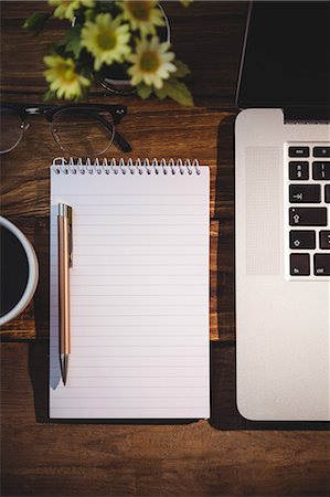 High angle view of notepad amidst coffee and laptop on desk Foto de stock - Sin royalties Premium, Código: 6109-08395046