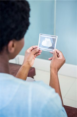 Woman looking at an ultrasound picture Photographie de stock - Premium Libres de Droits, Code: 6109-08395196