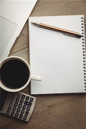 Overhead of notepad with coffee and calculator on table Photographie de stock - Premium Libres de Droits, Code: 6109-08395105