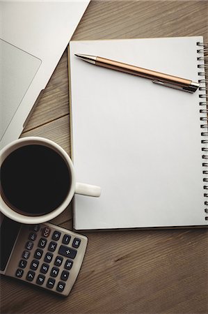 Overhead of notepad with coffee and calculator on table Foto de stock - Sin royalties Premium, Código: 6109-08395105