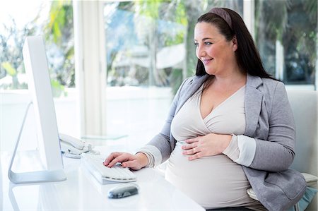 simsearch:6109-08581643,k - Pregnant businesswoman working on her computer Stockbilder - Premium RF Lizenzfrei, Bildnummer: 6109-08395357