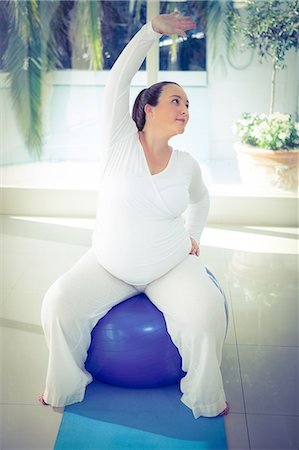 simsearch:6109-08395398,k - Pregnant woman exercising with ball Photographie de stock - Premium Libres de Droits, Code: 6109-08395364