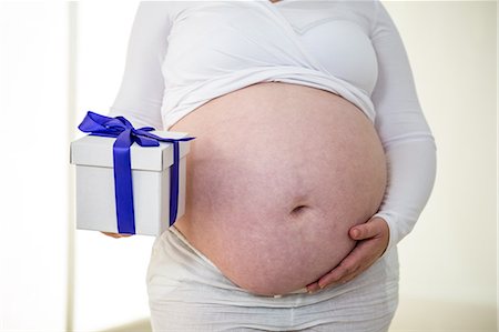 simsearch:6109-08395398,k - Pregnant woman holding a gift Photographie de stock - Premium Libres de Droits, Code: 6109-08395438