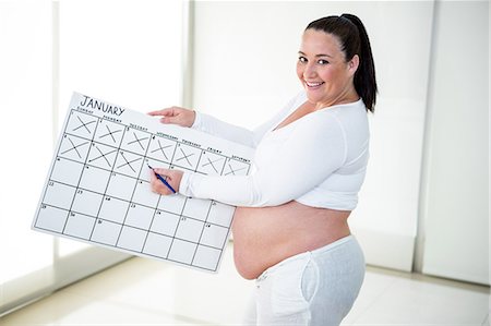 simsearch:6109-08395398,k - Pregnant woman marking off a calendar Photographie de stock - Premium Libres de Droits, Code: 6109-08395439