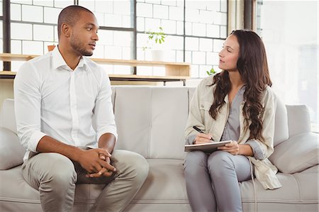 simsearch:6109-06196097,k - Counselor listening to patient at clinic Photographie de stock - Premium Libres de Droits, Code: 6109-08395606