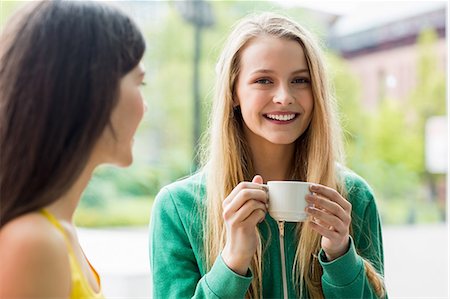 simsearch:6109-08395896,k - Pretty students having coffee together Foto de stock - Sin royalties Premium, Código: 6109-08395943