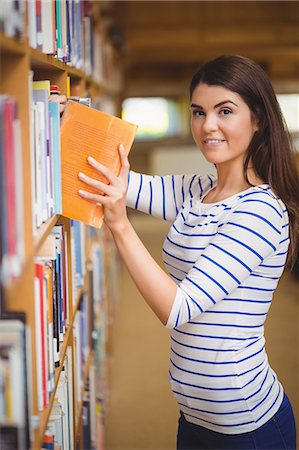 simsearch:6108-06166190,k - Confident female student selecting book Stockbilder - Premium RF Lizenzfrei, Bildnummer: 6109-08396305