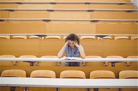 simsearch:6109-08396038,k - Stressed student in lecture hall Photographie de stock - Premium Libres de Droits, Code: 6109-08396404