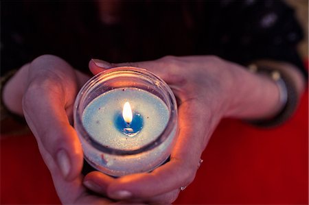 High angle view of fortune teller woman holding candle Stockbilder - Premium RF Lizenzfrei, Bildnummer: 6109-08396720