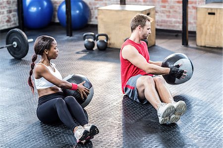 exercise room - Muscular couple doing ball exercise Foto de stock - Sin royalties Premium, Código: 6109-08396822