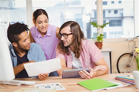 documento - Businessman explaining colleagues over document Foto de stock - Sin royalties Premium, Código: 6109-08397344