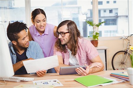 filing - Businessman explaining colleagues over document Photographie de stock - Premium Libres de Droits, Code: 6109-08397344