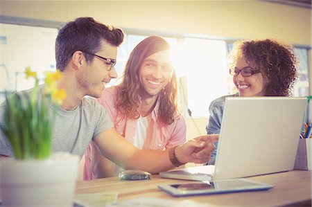 simsearch:6109-08397384,k - Businessman smiling and pointing at laptop Foto de stock - Sin royalties Premium, Código: 6109-08397339