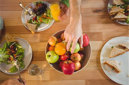 simsearch:6108-06907274,k - Cropped hand picking fruits from container Foto de stock - Sin royalties Premium, Código: 6109-08397417