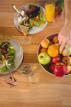 simsearch:6108-06907274,k - Cropped image of hands having breakfast Foto de stock - Sin royalties Premium, Código: 6109-08397418