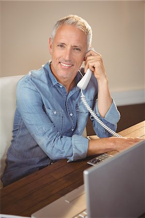 simsearch:6109-08397639,k - Portrait of creative businessman with telephone Stockbilder - Premium RF Lizenzfrei, Bildnummer: 6109-08397606