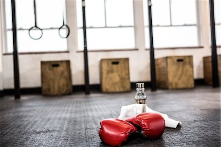 simsearch:6109-08397891,k - Boxing gloves on studio floor Photographie de stock - Premium Libres de Droits, Code: 6109-08397717