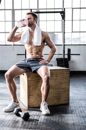 Fit man drinking his protein shake Photographie de stock - Premium Libres de Droits, Code: 6109-08397882