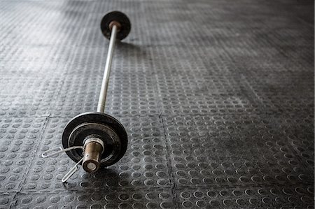simsearch:6109-08397891,k - Barbell on the studio floor Photographie de stock - Premium Libres de Droits, Code: 6109-08397949
