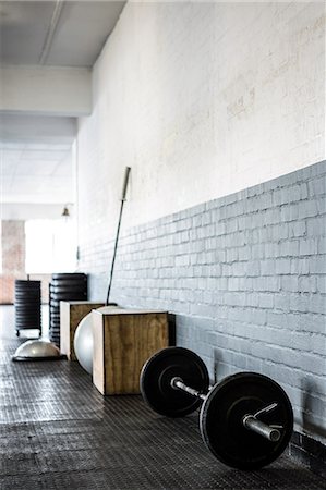 simsearch:6109-08397891,k - Exercise equipment in the studio Photographie de stock - Premium Libres de Droits, Code: 6109-08397953