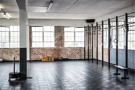 simsearch:6109-08397891,k - Exercise equipment in the studio Photographie de stock - Premium Libres de Droits, Code: 6109-08397954