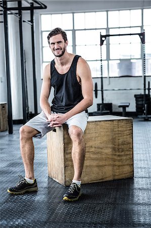 exercise room - Fit man taking a break from working out Foto de stock - Sin royalties Premium, Código: 6109-08397991