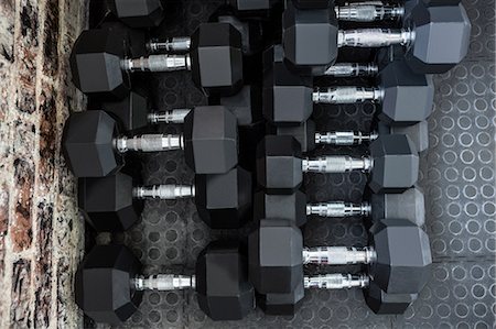 simsearch:6109-08397891,k - Dumbbells in the studio Photographie de stock - Premium Libres de Droits, Code: 6109-08397921