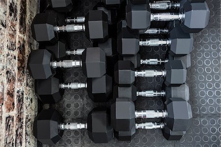 simsearch:6109-08398186,k - Dumbbells in the studio Stockbilder - Premium RF Lizenzfrei, Bildnummer: 6109-08397921