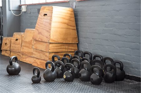 simsearch:6109-08397891,k - Kettlebells in the studio Photographie de stock - Premium Libres de Droits, Code: 6109-08397924